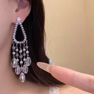 Elegantes pendientes colgantes de plata con circonitas y borlas de perlas