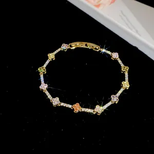 Gedetailleerd overzicht van 18 karaat vergulde armband met gekleurde zirkonia klavers