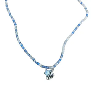Collana di perle blu e bianche stile estivo con un delicato ciondolo a forma di stella