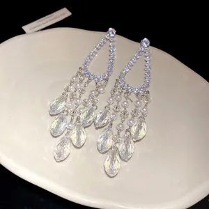 Elegantes pendientes colgantes con perlas blancas y gotas de circonita irisada