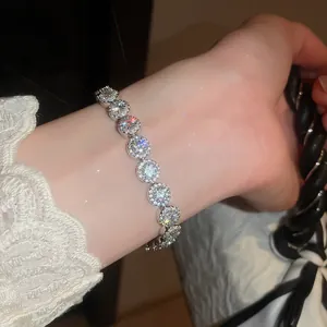 Gedetailleerde close-up van een elegante cirkelvormige zirkoonarmband met fonkelende stenen