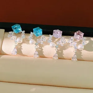 Vue détaillée des boucles d'oreilles papillon élégantes avec perles et cristaux