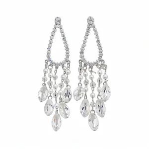 Pendientes colgantes elegantes con circonitas, perlas y cristales en forma de gota.