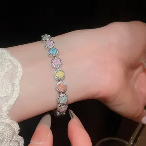 Detailopname van een kleurrijke zirkonia ronde armband met 18k goud verguld om de pols
