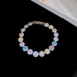 Gedetailleerde opname van een 18k vergulde armband met kleurrijke ronde zirkonia's.