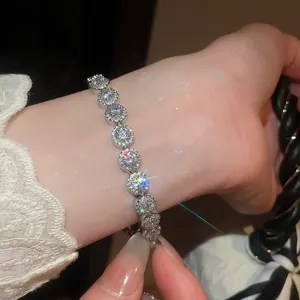 Detailopname van een luxe 18k vergulde zirkonia armband om de pols met schittering