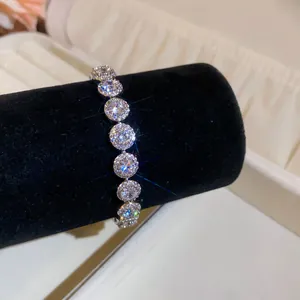 Gedetailleerd overzicht van sprankelende 18k vergulde ronde zirkonia clusters armband