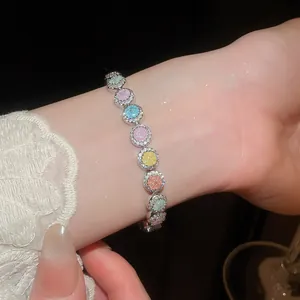 Gedetailleerde opname van een elegante verzilverde armband met kleurrijke zirkonia