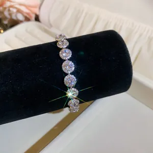 Detail van een glinsterende 18k vergulde zirkoon armband met fonkelende ronde stenen