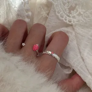 Anello aperto romantico in argento con fragola e stella, dettagli pizzo vintage.