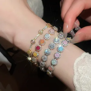 Close-up van fonkelende 18k vergulde ronde zirkoon armbanden voor vrouwen in diverse kleuren