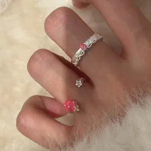 Set di anelli aperti regolabili fragola e stella con finitura argento vintage chic