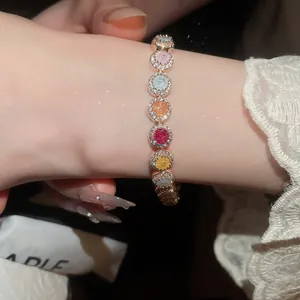 Close-up van een elegante 18k roségoud vergulde armband met gekleurde zirkonia's