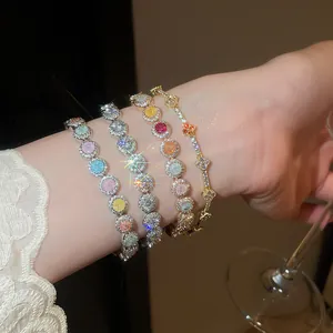 Gedetailleerd overzicht van diverse 18k vergulde zirkoon armbanden om de pols