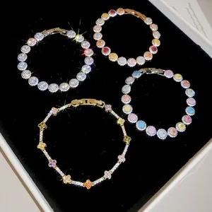 Gedetailleerde weergave van vier luxe 18k vergulde armbanden met CZ op zwart fluweel