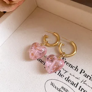 Nahaufnahme der eleganten rosa Kristall-Herzanhänger-Ohrringe im Vintage-Stil