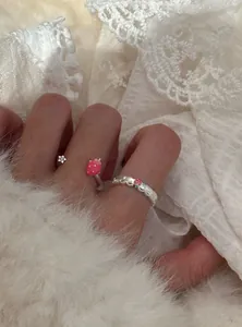 Dettaglio di un anello aperto vintage in argento con ciondoli fragola e stella