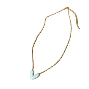 Elegante hellblaue Emaille-Herz-Halskette mit vergoldeter Kette und Love-Gravur