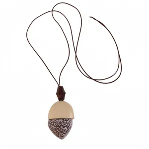 Collana con ciondolo a ghianda elegante con motivi floreali su cordino marrone