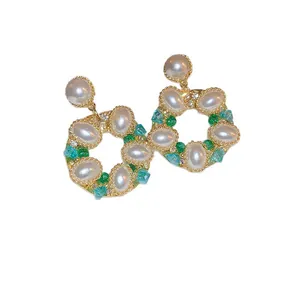 Boucles d'oreilles couronne vintage avec perles et cristaux.