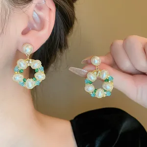 Vue détaillée des boucles d'oreilles vintage avec couronne de perles et cristaux