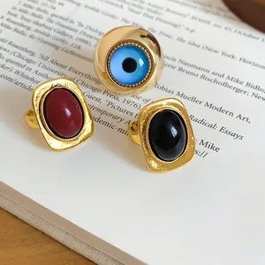 Detailansicht von verstellbaren Vintage-Goldringen aus Harz mit Oval- und Augenmotiven