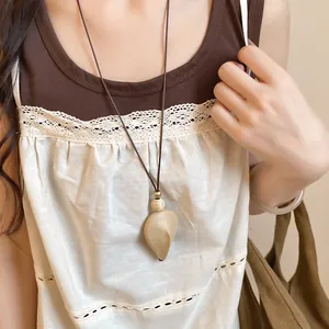 Primo piano di una collana con pendente irregolare in stile minimalista New Chinese
