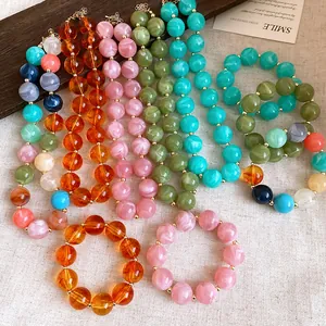 Vielfalt an bunten Acryl-Perlenketten und -armbändern für einen perfekten Urlaubs-Look.