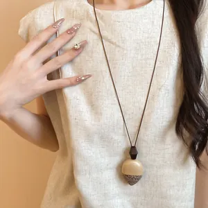 Vista dettagliata di una collana lunga irregolare in stile New Chinese con un ciondolo a ghianda