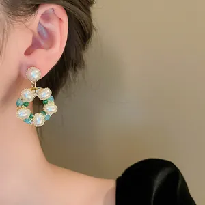 Gros plan de boucles d'oreilles vintage françaises avec perles et cristaux