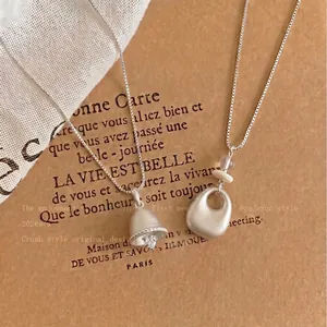 Elegante matt silberne Glocke Anhänger Halskette mit minimalistischer langer Kette