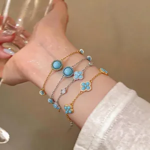 Vergoldetes 18K Armband mit türkisfarbenem Harz und Blumendesign mit Zirkonia