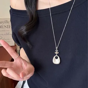 Elegante minimalistische matt-silberne Glocken-Anhänger-Halskette mit langer Kette