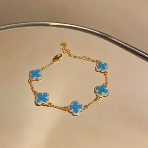 Elegantes 18K vergoldetes Kleeblatt Armband mit blauem Harz und Zirkon-Details