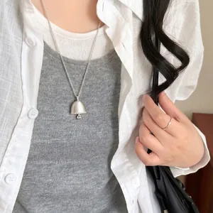 Minimalistische matt-silberne Glockenhalskette für Damen, elegantes koreanisches Accessoire.