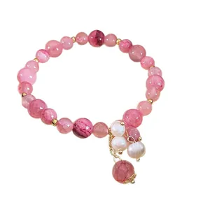 Elegantes rosa Glasperlenarmband mit schimmernden Perlen- und runden Steinanhängern