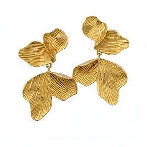 Vintage gold leaf textured drop earrings with elegant curved design for a luxury look.