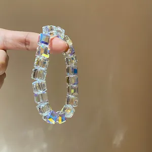 Nahaufnahme von schillernden facettierten Kristallwürfelperlen auf einem Armband