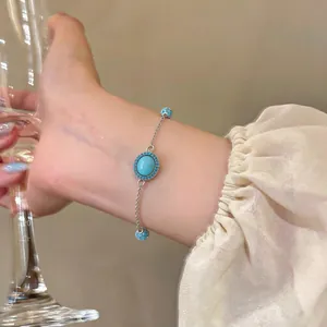 Detailansicht eines eleganten, 18 Karat vergoldeten Armbands mit Türkisharz und Zirkonia