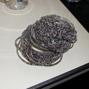 Nahaufnahme einer eleganten silbernen Strass-Armband-Stapel mit funkelnden Kristallen.