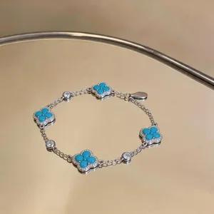 Versilbertes Armband mit türkisfarbenen Kleeblatt-Anhängern und funkelnden Zirkonia