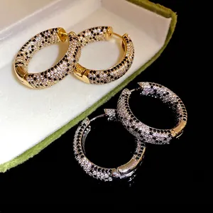 Eleganti orecchini a cerchio placcati oro 18K con pavé di zirconi cubici