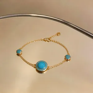Detailansicht eines 18K vergoldeten Armbands mit türkisfarbenem Harz und Zirkonia