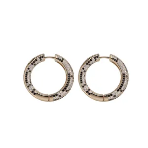 Eleganti orecchini a cerchio placcati oro 18 carati con pavé di zirconi neri e bianchi