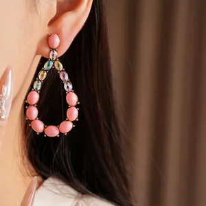 Eleganti orecchini a goccia con pietre rosa e cristalli in una montatura dorata