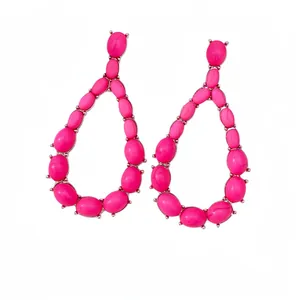 Orecchini a goccia eleganti con pietre ovali rosa vibranti e perni in argento puro.