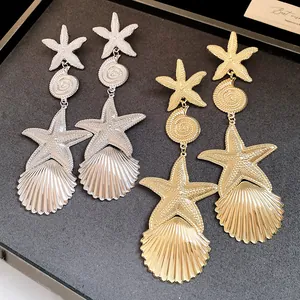 Detailansicht von vom Ozean inspirierten Seestern- und Muschelohrringen in Gold- und Silberoptik