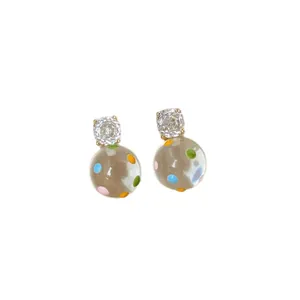 Orecchini a lobo in oro 18k con zirconi e perle trasparenti a pois colorati