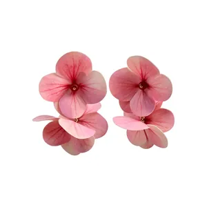 Elegantes pendientes de pétalos de hortensia rosa para vacaciones en la playa y fiestas