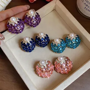 Eleganti orecchini a perno vintage con grappolo di cristalli colorati e perla chic